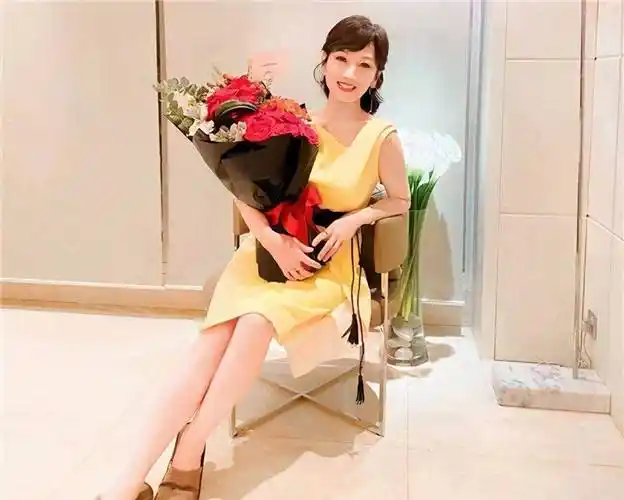 原创66岁赵雅芝晒生日照气质依旧容光焕发与老公合照好似两代人