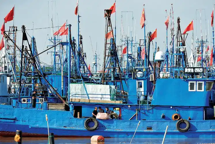 渔民们将生活物资搬上渔船.