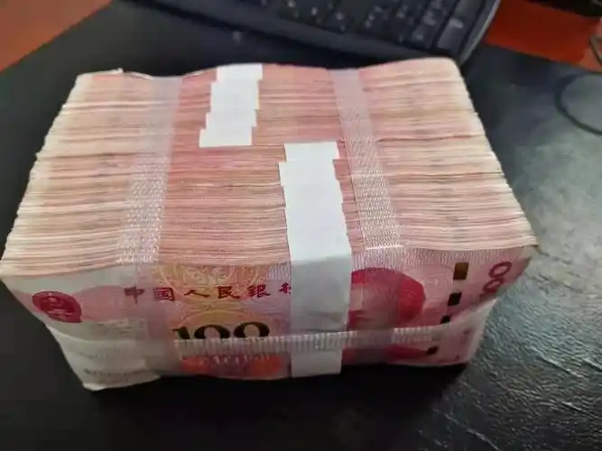 南京的哥拾金不昧10万元现金完璧归赵