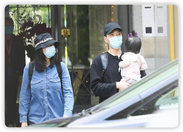 高圆圆一家三口罕同框,赵又廷用手接女儿吐骨头,给她擦嘴好细心