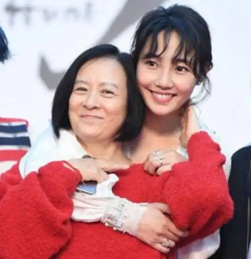 回顾王京花嫁给演员董志华结婚被宠成宝影帝儿子是她的骄傲