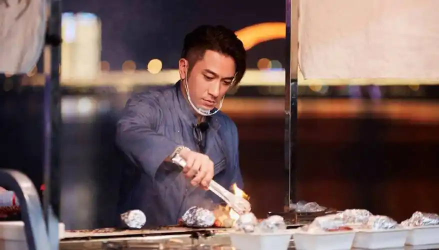 陈小春节目中对tvb前小生有微言:他爱抢话嗓门还大_吴卓羲_湾仔