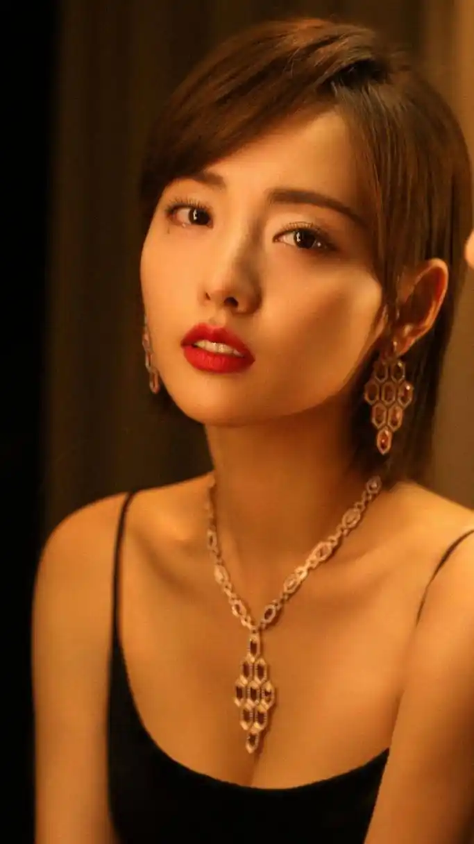 张嘉倪黑色吊带裙装扮,性感冷艳,魅力无限,妩媚动人!