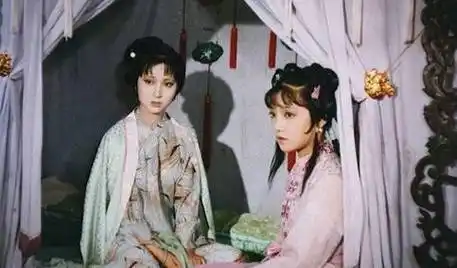 贾母房里的丫头,名字是两个系列——珠宝(珍珠琥珀翡翠玻璃),鸟类