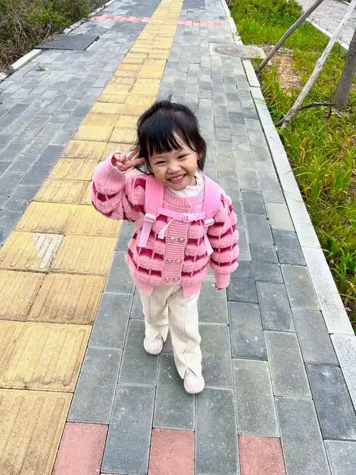 三岁七个月了,褪去了婴儿感 越长越高了 她怎么突然就长大了呢 - 抖音