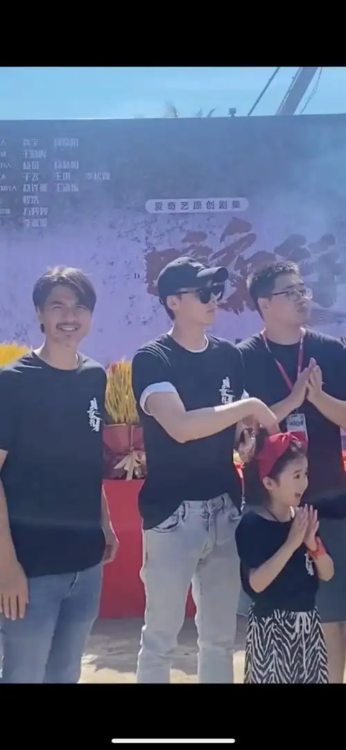 李易峰帮小演员挽头发