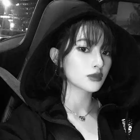 帅帅的女生头像黑白