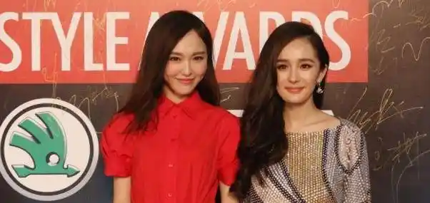 以准一线女星身份直接在微博转发点赞邱泽渣男,当杨幂结婚时唐嫣还是