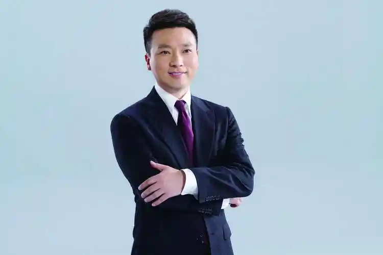 原创《新闻联播》主播康辉:与妻子恩爱26年让人羡慕,与母亲的故事让人