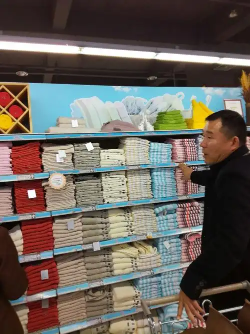 色带陈列一纵向统一,颜色由浅到深.