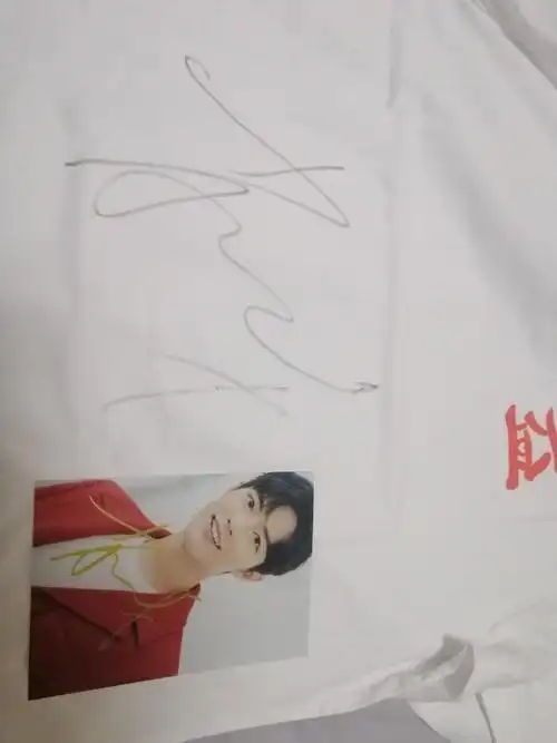 貌似替我们考虑好了,还送了一件没有签名的衣服,没错,我就是想说肖战