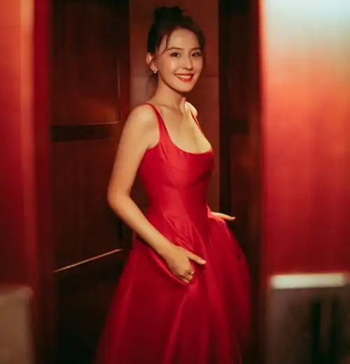 中文名:热依扎,外文名:rayza,别名:江扎扎,美扎,热依扎·阿里木江