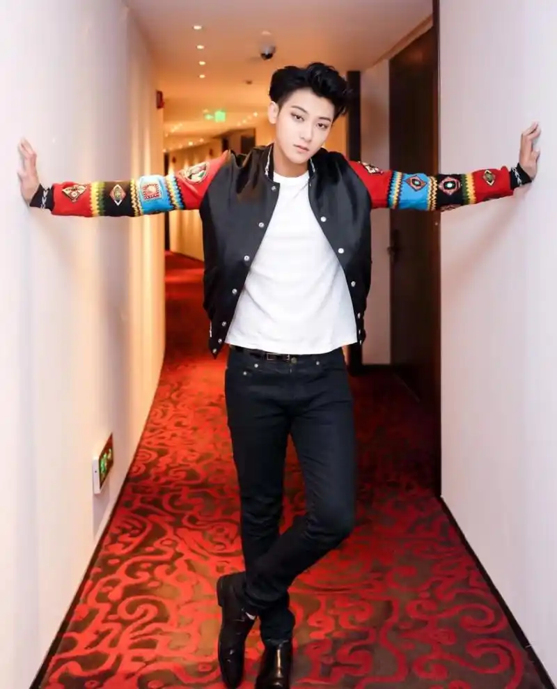 黄子韬的帅照来了,他很喜欢穿这样的裤子!