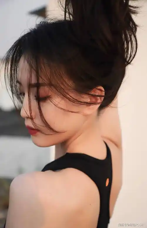 姿势_直视_头发