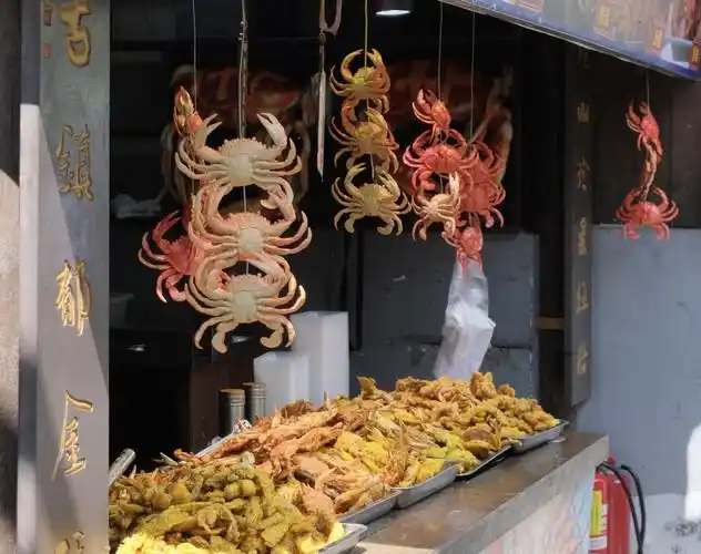 东夷小镇是一片古香古色的建筑,里面主要是卖日照的特色小吃美食,还有