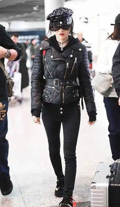 原创别看张韶涵长了个小个子气场却有一米八全靠帅气装来支撑