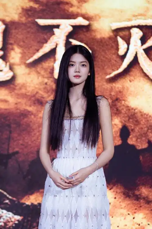 没想到女主赵蕴卓和《大江大河》里梁思申的少年时期小女孩是同个人!