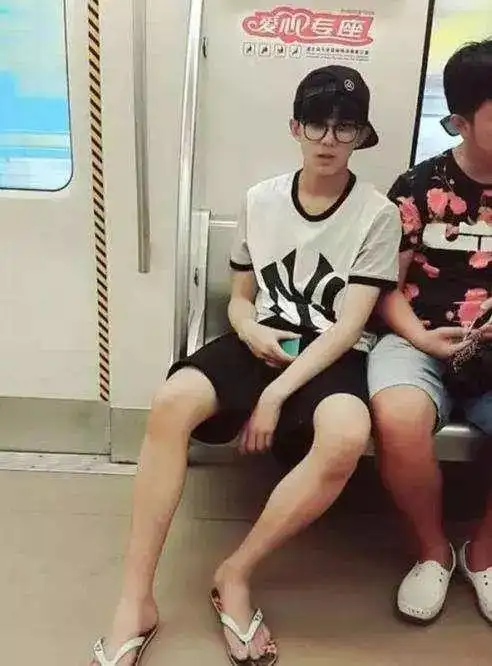 明星穿人字拖出行周润发接地气吴磊像邻家小弟弟