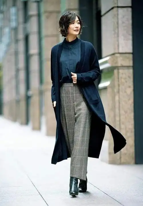 50岁阿姨早春穿搭真美,"大衣 阔腿裤"好优雅,妈妈辈可以照穿