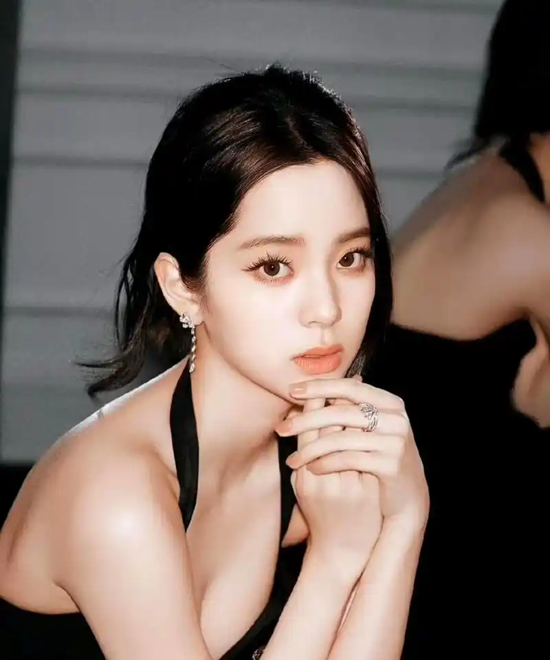 欧阳娜娜展现出了令人惊艳的性感魅力,真是太美了!