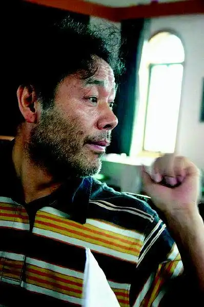 当中,前天,著名作曲家肖白带着45首为"二小"创作的歌出现在排练现场