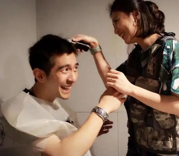 回顾贾静雯再婚后丈夫修杰楷变化不大她却像变了好多