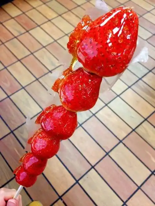 带着采摘的草莓回到休闲活动区,亲手制作草莓冰糖葫芦.