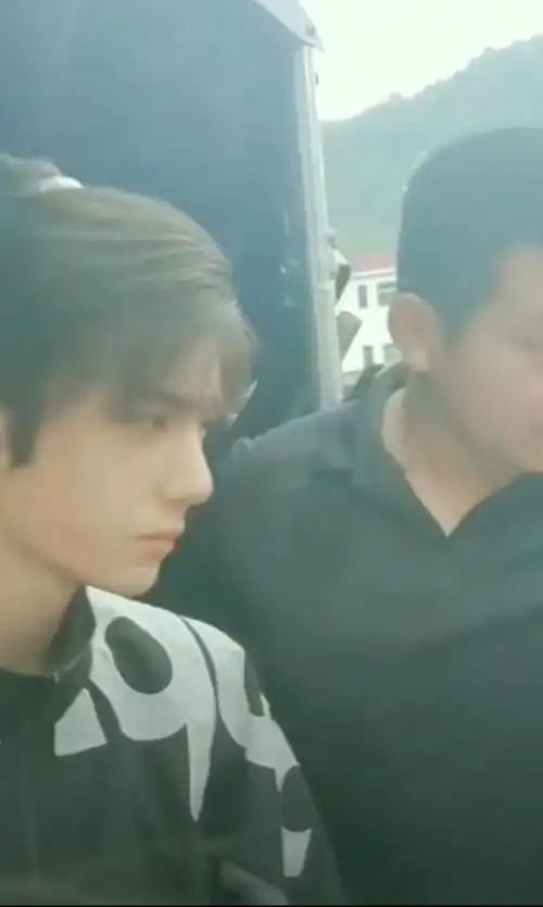 王一博身边的养乐多三人组乐乐和岩岩随时看顾害怕仔仔被偷了