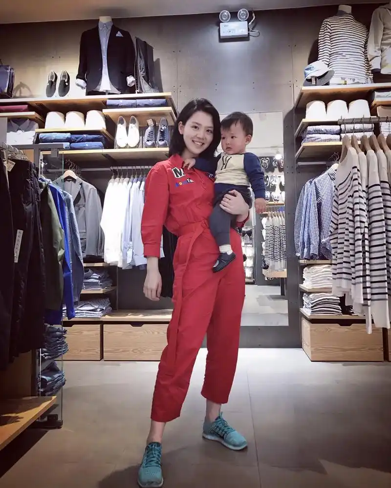 亲子穿搭|#单手抱娃 辣妈必备# 70凑齐了九张单手抱崽的照片,可以