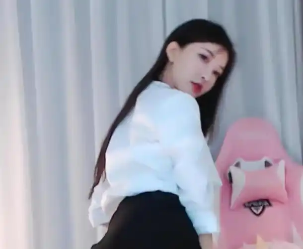 原创斗鱼舞蹈一姐被神豪礼物支配连续热舞数小时 直播间还遭封禁