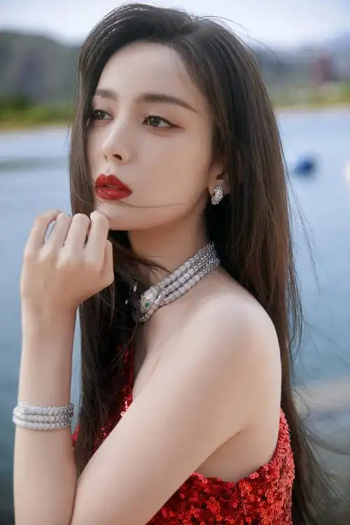 娜扎 身穿红色亮片裙,配带锁骨链,美艳贵气