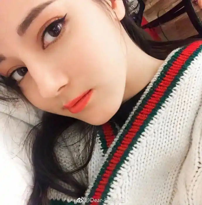 组图:迪丽热巴自拍又嘟嘴卖萌 自称世界第一小可爱