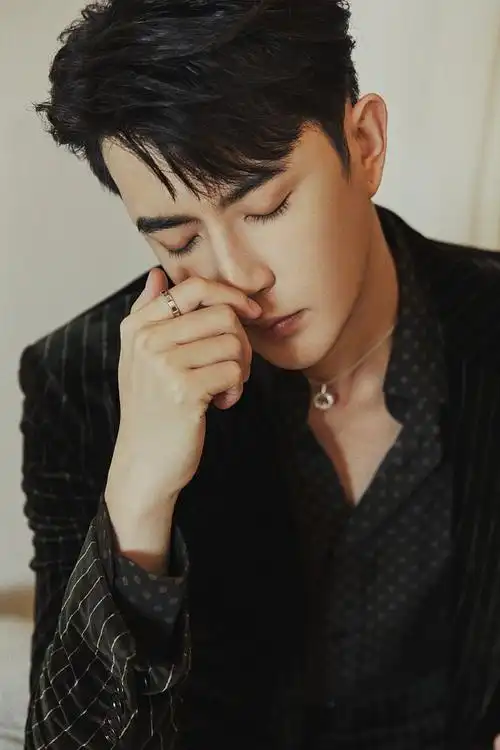 于朦胧百花奖造型写真释出墨绿色丝绒西装彰显绅士范