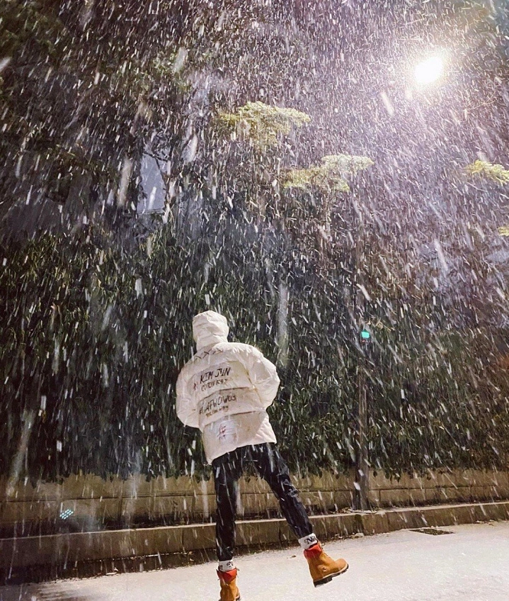 爱豆绝美雪地照金俊勉朴灿烈的男友系冈旻的下雪照最绝