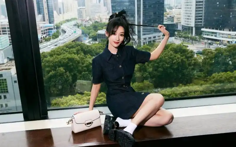 杨紫今日份造型写真6015露美腿啦7815又是为"紫"沉迷的一天