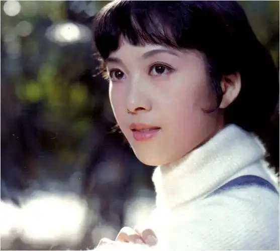 她曾是内地第一美人,与丈夫恩爱37年无绯闻,如今70岁风韵犹存