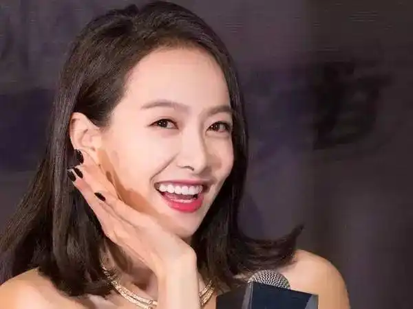 一次还在节目里公然拿下过牙套 勇气可嘉 吴昕之前上综艺就告诉所有人