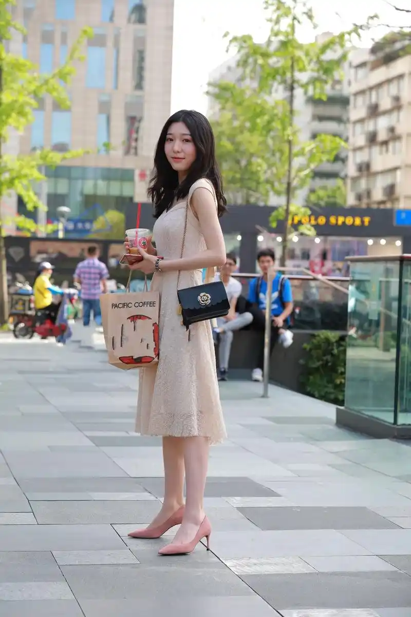 街拍:妹子一身装扮很有个性,大秀美腿,十分性感!