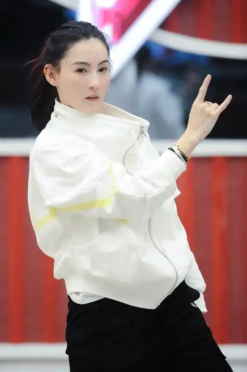 张柏芝为《乘风破浪的姐姐2》呆萌唱跳惹人爱