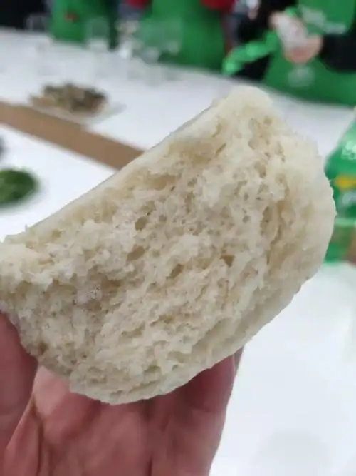 克全麦馒头的做法面粉,水,酵母, 糖,混合搅拌均匀揉至表面光滑,不沾手