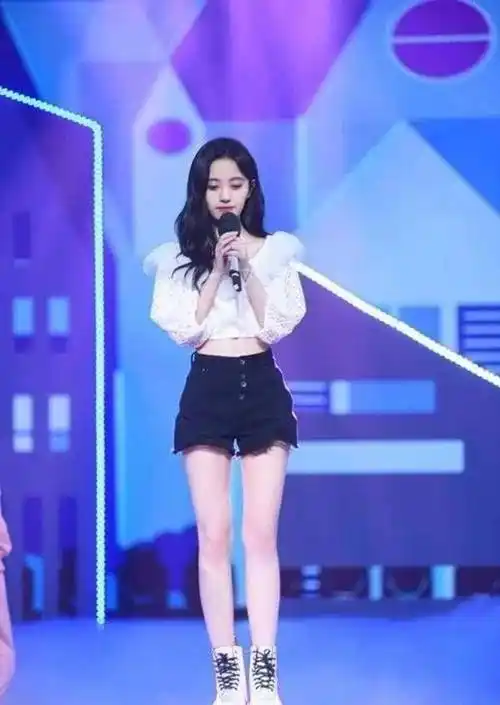 76斤鞠婧祎高腰裤是标配,1米59的身高赢在了身材比例!_穿着_短裤_体重