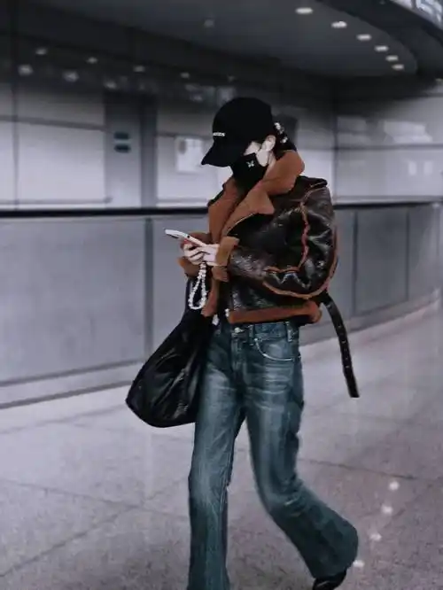 赵丽颖出发参加亚洲电影大奖!皮衣造型酷飒又脱俗