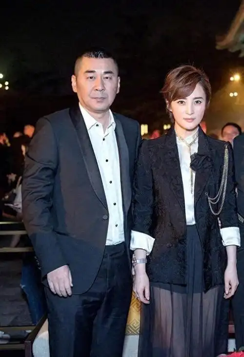 蒋勤勤陈建斌亮相带火了一种新穿法:"上身去开会,下身去夜店"