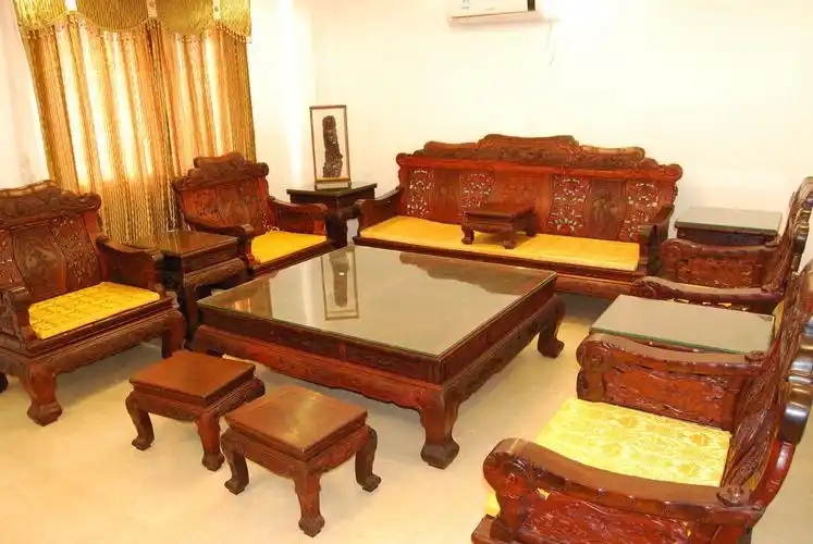 二,怎么选购花梨木家具 首先可以看一下家具表面的花纹是不是特别的