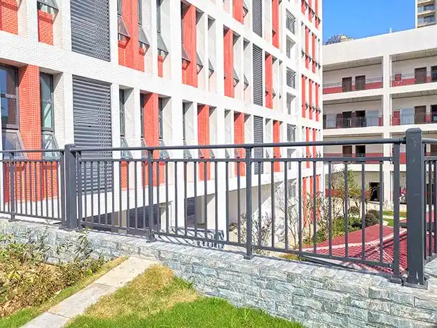 学校走廊栏杆可以用锌钢材料吗