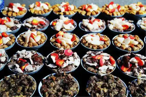 全套八大件为八凉八热,八荤八素,一席八人同坐.