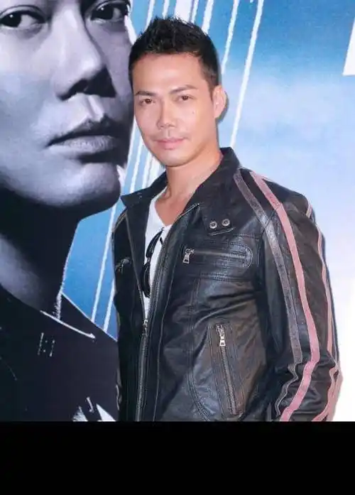 原创54岁谢天华子女正脸曝光怀中女儿软萌可爱儿子戴墨镜颜值似爸