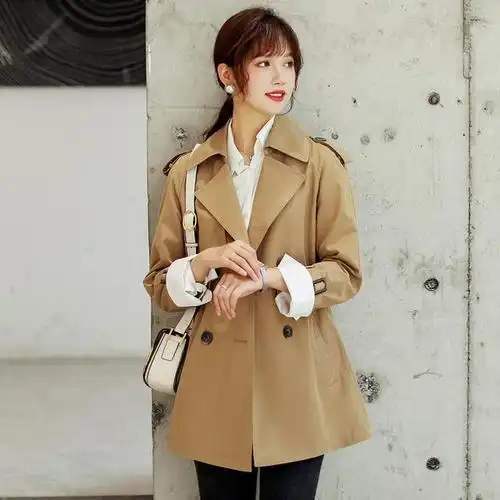 开春流行穿卡其色风衣不管配什么衣服都能时髦又好看