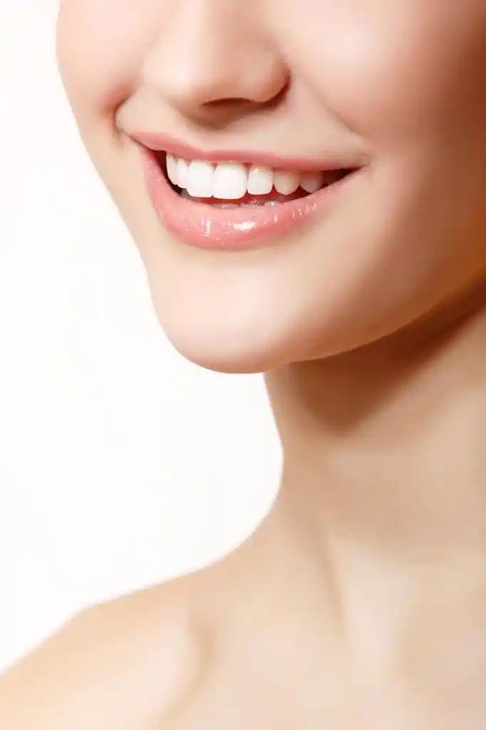 年轻新鲜的女人,与大健康洁白的牙齿的美丽笑容