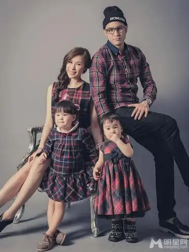 香香和蜜蜜现身浙江卫视第二季《爸爸回来了》的台湾著名vj 唐志中